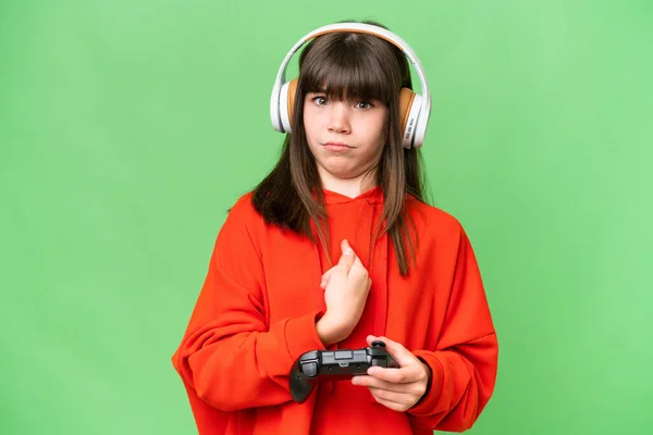 Μικρό Καυκάσιο Κορίτσι Που Παίζει Ένα Χειριστήριο Βιντεοπαιχνιδιών Απομονωμένο Φόντο — Φωτογραφία Αρχείου