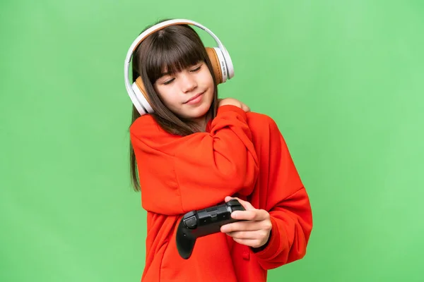 Pequeña Chica Caucásica Jugando Con Controlador Videojuegos Sobre Fondo Aislado — Foto de Stock