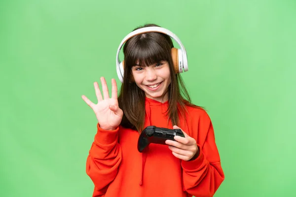 Pequeña Chica Caucásica Jugando Con Controlador Videojuegos Sobre Fondo Aislado — Foto de Stock