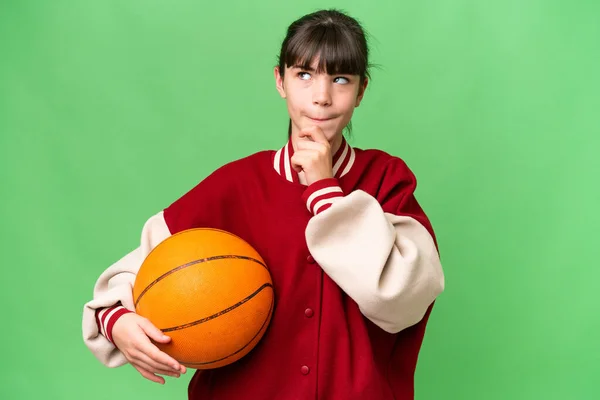 Gadis Kaukasia Kecil Bermain Basket Atas Latar Belakang Terisolasi Memiliki — Stok Foto