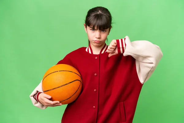 Zole Edilmiş Arka Planda Basketbol Oynayan Küçük Beyaz Kız Olumsuz — Stok fotoğraf