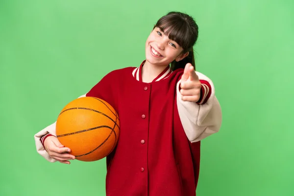小さなCaucasian女の子プレイバスケットボール上の隔離された背景ポインティング前とともに幸せな式 — ストック写真