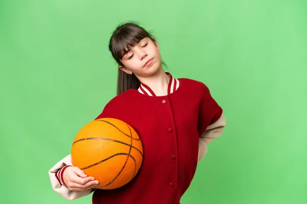 Mały Kaukaski Dziewczyna Gra Koszykówkę Odosobnionym Tle Cierpi Powodu Pleców — Zdjęcie stockowe