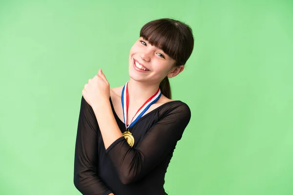 Petite Fille Caucasienne Avec Des Médailles Sur Fond Isolé Célébrant — Photo