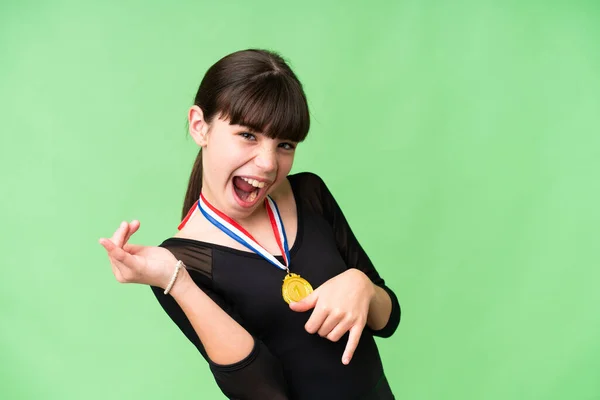 Malá Kavkazská Dívka Medailemi Nad Izolované Pozadí Tvorby Kytarové Gesto — Stock fotografie