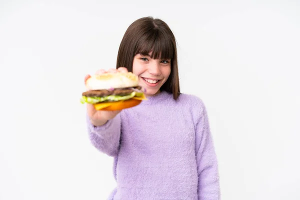 Pequeña Chica Caucásica Sosteniendo Una Hamburguesa Sobre Fondo Aislado Con — Foto de Stock