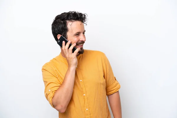 Młody Człowiek Wąsami Odizolowany Białym Tle Rozmawiający Kimś Przez Telefon — Zdjęcie stockowe
