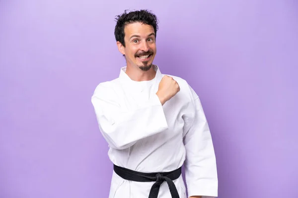 Joven Caucásico Haciendo Karate Aislado Sobre Fondo Púrpura Celebrando Una — Foto de Stock