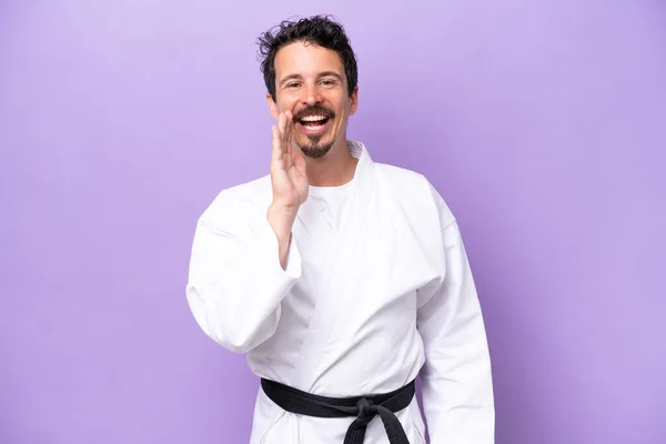 Joven Caucásico Haciendo Karate Aislado Sobre Fondo Púrpura Gritando Con — Foto de Stock