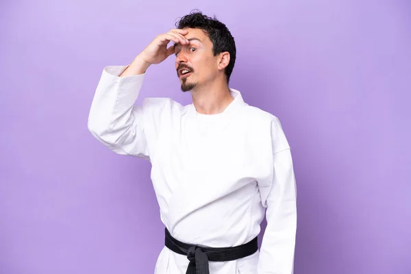 Mladý Běloch Dělá Karate Izolované Fialovém Pozadí Dělá Překvapení Gesto — Stock fotografie
