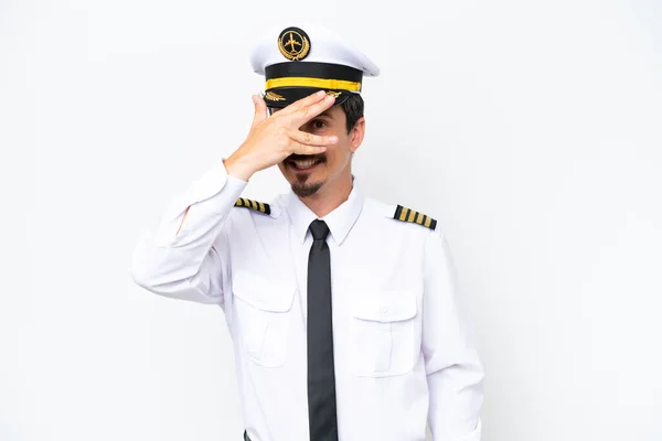 Kafkasyalı Uçak Pilotu Beyaz Arka Planda Izole Edildi Gözlerini Elleriyle — Stok fotoğraf
