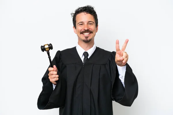 판사는 배경에 고립된 채웃으며 승리의 표시를 있었다 — 스톡 사진