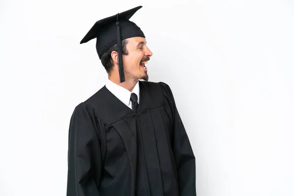 Jovem Universitário Graduado Homem Isolado Fundo Branco Rindo Posição Lateral — Fotografia de Stock
