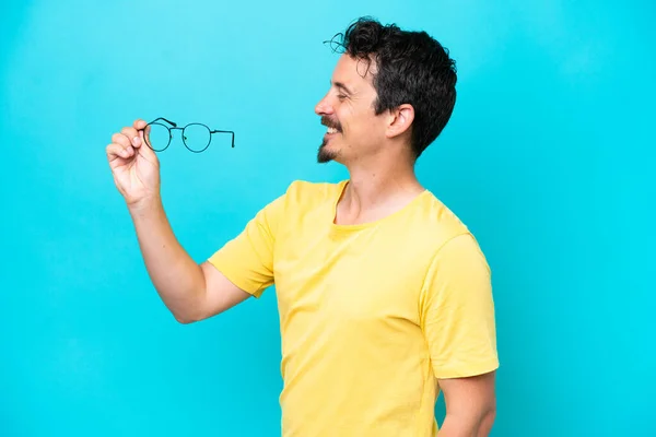 Junger Kaukasischer Mann Mit Brille Auf Blauem Hintergrund Mit Glücklichem — Stockfoto