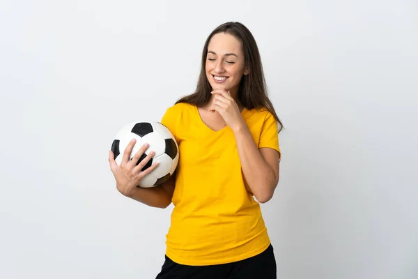 若いですサッカー選手女性上の隔離された白い背景見ますへ側と笑顔 — ストック写真