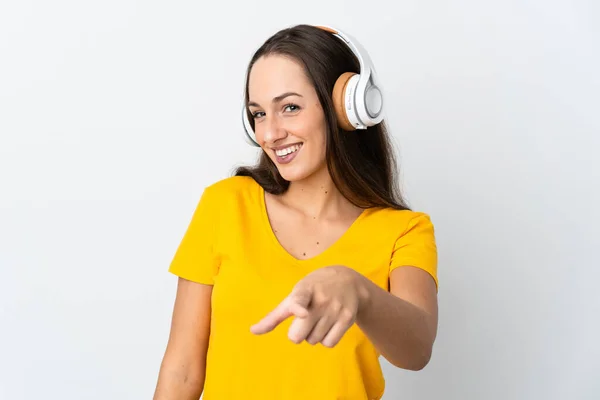 Nuori Latino Nainen Yli Eristetty Valkoinen Tausta Kuuntelee Musiikkia — kuvapankkivalokuva