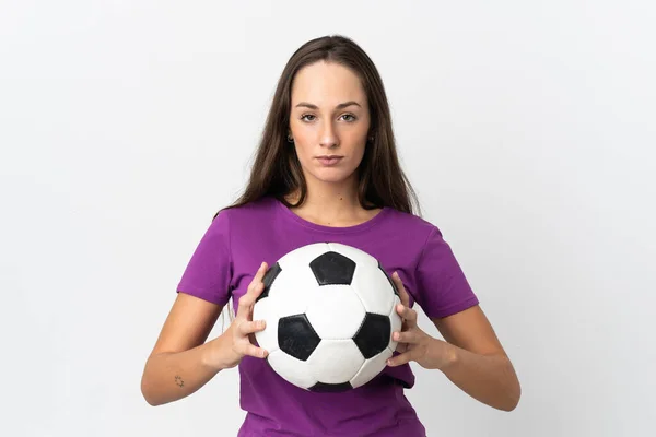 Молодая Латиноамериканка Изолированном Белом Фоне Футбольным Мячом — стоковое фото
