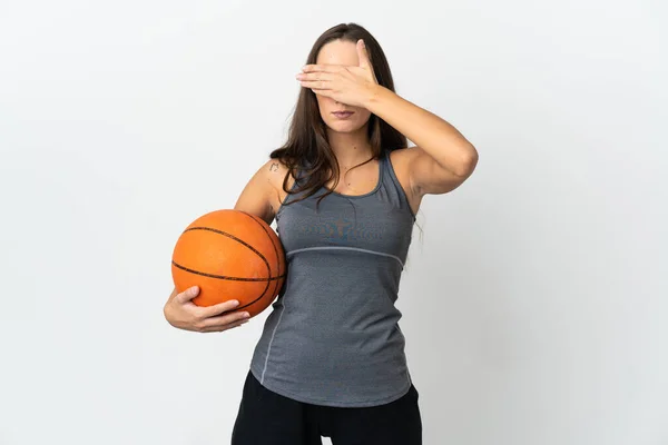 Молодая Женщина Играет Баскетбол Изолированном Белом Фоне Закрывая Глаза Руками — стоковое фото