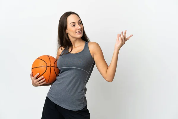 若いです女性プレイバスケットボール上の隔離された白い背景伸ばさ手へザ側への招待のために来る — ストック写真