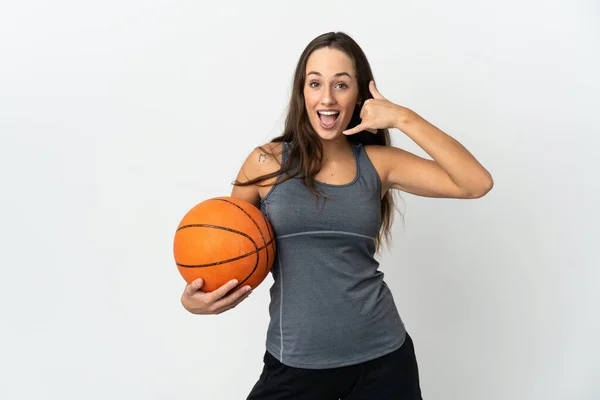 孤立した白い背景の上でバスケットボールをしている若い女性が電話ジェスチャーをする サインを呼んでくれ — ストック写真