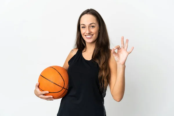 Молодая Латиноамериканка Изолированном Белом Фоне Играет Баскетбол Делает Знак — стоковое фото