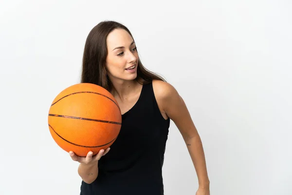 Junge Hispanische Frau Vor Isoliertem Weißen Hintergrund Spielt Basketball — Stockfoto