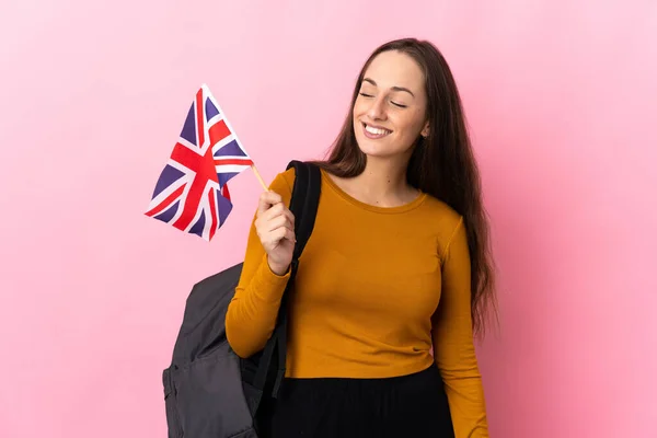 年轻的惊慌失措的女人举着英国国旗朝旁边看去 面带微笑 — 图库照片