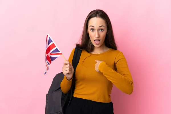 Młoda Latynoska Kobieta Trzymająca Flagę Zjednoczonego Królestwa Zaskakującym Wyrazem Twarzy — Zdjęcie stockowe