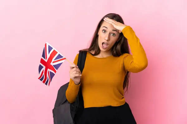 Mladá Hispánka Drží Vlajku Spojeného Království Dělá Překvapivé Gesto Zatímco — Stock fotografie