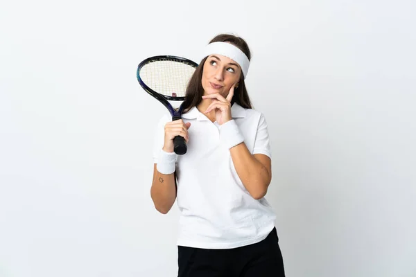 Молода Жінка Тенісистка Над Ізольованим Білим Тлом Думає Про Ідею — стокове фото