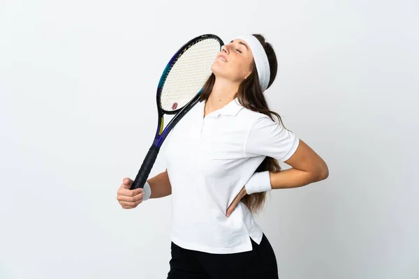 若いです女性テニス選手上の隔離された白い背景に苦しんでいますバックキャッシュのために努力した — ストック写真