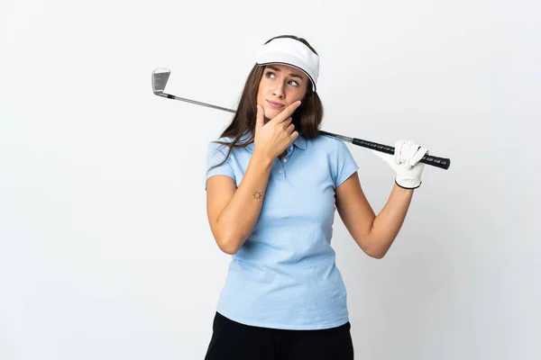 年轻的高尔夫球手女人在孤独的白种人背景上有疑问 — 图库照片
