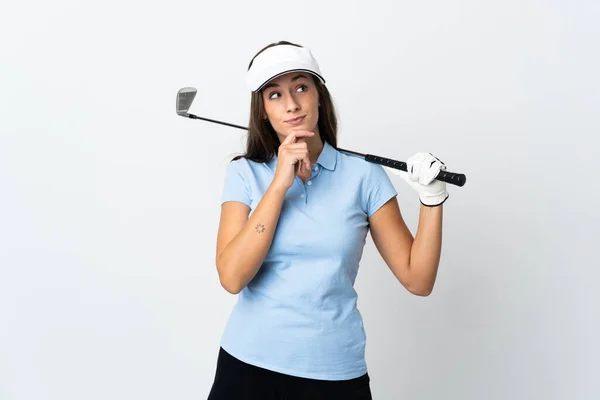 年轻的高尔夫球手女人越过孤立的白色背景 仰视着 — 图库照片