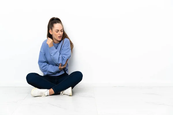 Νεαρή Γυναίκα Που Κάθεται Στο Πάτωμα Πόνο Στον Αγκώνα — Φωτογραφία Αρχείου