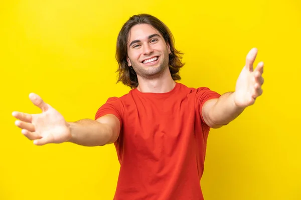 Caucasian Handsome Man Isolated Yellow Background Presenting Inviting Come Hand — Stock Photo, Image