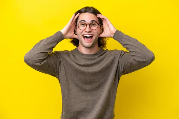Caucasian Handsome Man Isolated Yellow Background Surprise Expression — Stock Photo, Image