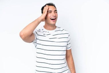 Beyaz arka planda izole edilmiş genç beyaz adam çok gülümsüyor.