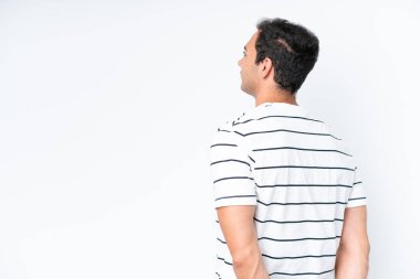 Beyaz arka planda izole genç beyaz adam arka pozisyonda ve geriye bakıyor