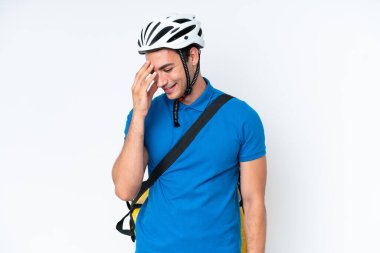 Beyaz arka planda izole edilmiş termal sırt çantalı beyaz bir adam gülüyor.