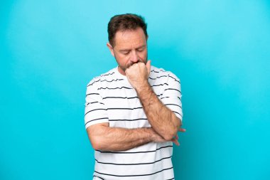 Mavi arka planda soyutlanmış orta yaşlı beyaz bir adam şüpheleri var.