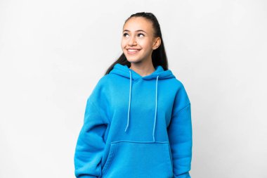 İzole edilmiş beyaz arka planı olan genç bir Arap kadın araştırırken bir fikir üretiyor.