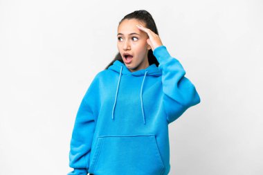 İzole edilmiş beyaz arka planda, sürpriz bir ifadeyle genç bir Arap kadın.