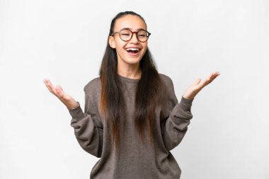 İzole edilmiş beyaz arka planda genç bir Arap kadın çok fazla gülümsüyor.