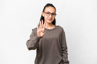 Genç Arap kadın izole edilmiş beyaz arka planda mutlu ve parmakları olan dört kişi sayıyor.