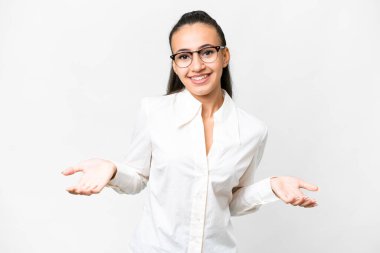 Genç Arap kadın soyutlanmış beyaz arka planda mutlu ve gülümsüyor.