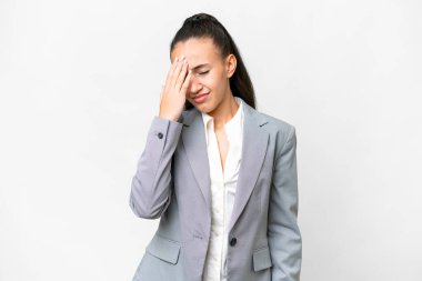 Genç Arap kadın izole edilmiş beyaz arka planda baş ağrısı var.