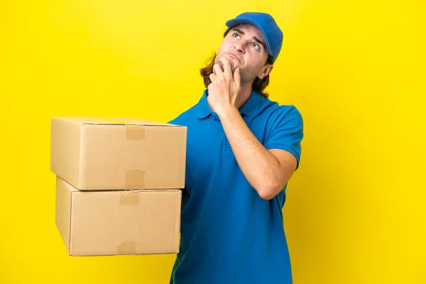Delivery Handsome Man Isolated Yellow Background Having Doubts — Stock Photo, Image