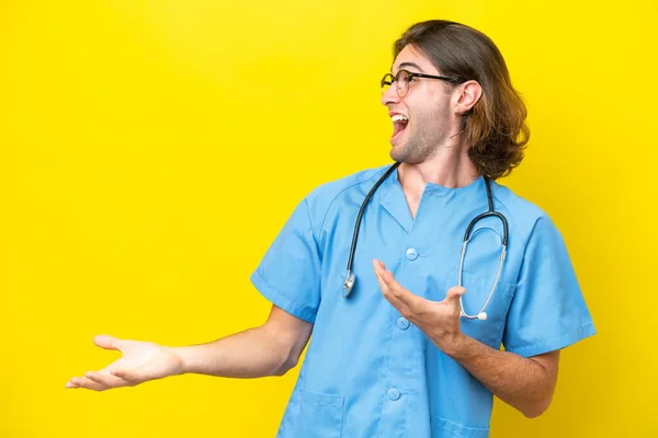 Jonge Chirurg Blanke Man Geïsoleerd Gele Achtergrond Met Verrassing Gezichtsuitdrukking — Stockfoto