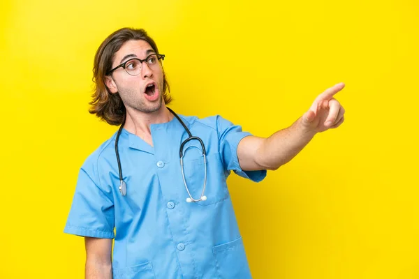 Young Surgeon Caucasian Man Isolated Yellow Background Pointing Away — Stock Photo, Image