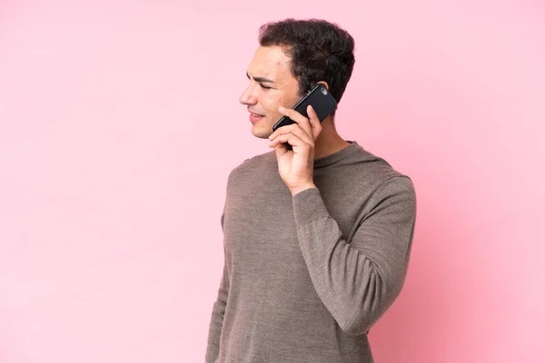 Young Caucasian Man Isolated Pink Background Keeping Conversation Mobile Phone — Stock Photo, Image